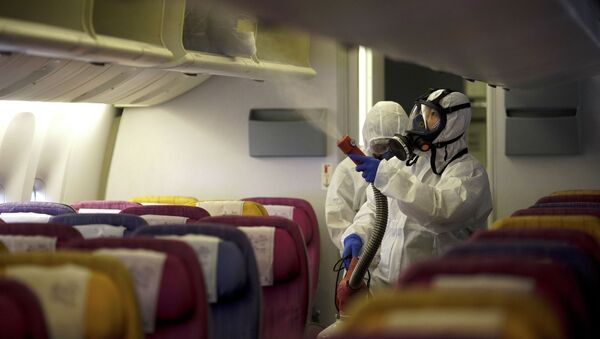 Члены экипажа дезинфицируют кабину самолета из-за распространения коронавируса. Архивное фото - Sputnik Кыргызстан