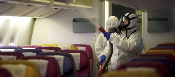 Члены экипажа дезинфицируют кабину самолета из-за распространения коронавируса. Архивное фото - Sputnik Кыргызстан