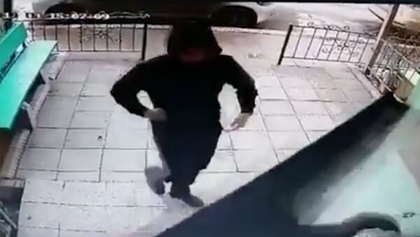 Видео грабежа — бишкекчанка сняла деньги со счета, а за ней следил мужчина - Sputnik Кыргызстан