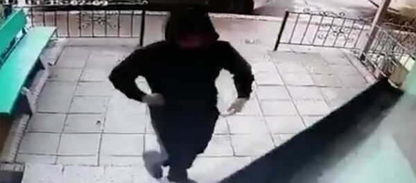 Видео грабежа — бишкекчанка сняла деньги со счета, а за ней следил мужчина - Sputnik Кыргызстан
