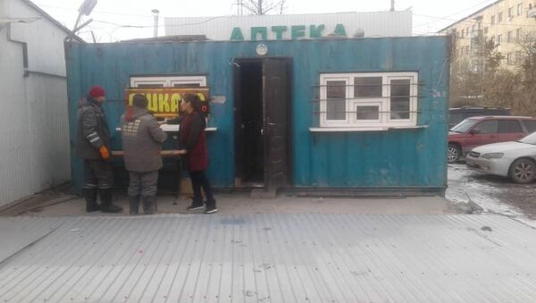 Сотрудники мэрии и муниципального предприятия Тазалык снесли несколько незаконно установленных объектов - Sputnik Кыргызстан