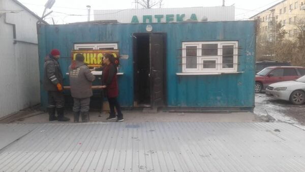 Сотрудники мэрии и муниципального предприятия Тазалык снесли несколько незаконно установленных объектов - Sputnik Кыргызстан