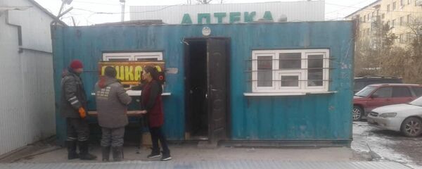 Сотрудники мэрии и муниципального предприятия Тазалык снесли несколько незаконно установленных объектов - Sputnik Кыргызстан