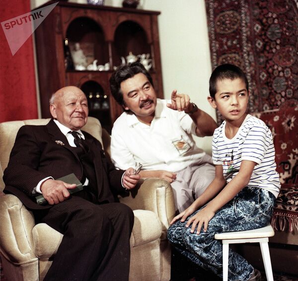 Шамшиевдердин үч мууну: акын, режиссер, экономист. 32 жыл мурунку таберик сүрөт - Sputnik Кыргызстан