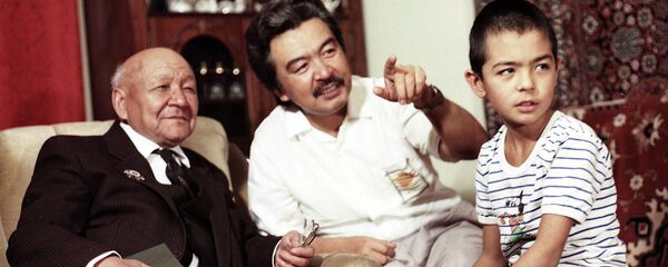 Шамшиевдердин үч мууну: акын, режиссер, экономист. 32 жыл мурунку таберик сүрөт Шамшиевдердин үч мууну: акын, режиссер, экономист. 32 жыл мурунку таберик сүрөт - Sputnik Кыргызстан