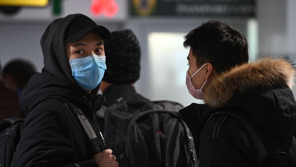 Пассажиры в медицинских масках в аэропорту - Sputnik Кыргызстан