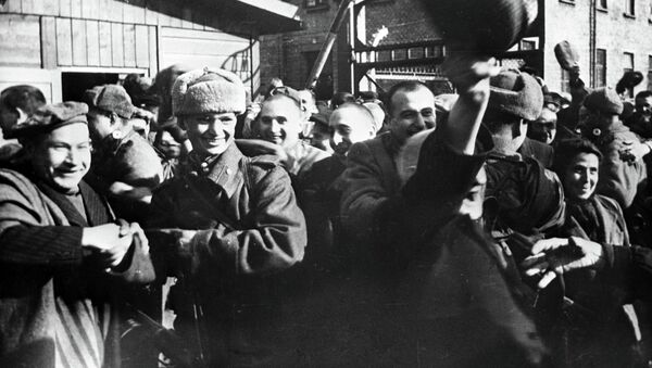 Освобождение Освенцима приписали американцам — историки извиняются. Видео - Sputnik Кыргызстан
