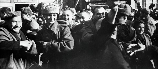 Освобождение Освенцима приписали американцам — историки извиняются. Видео - Sputnik Кыргызстан