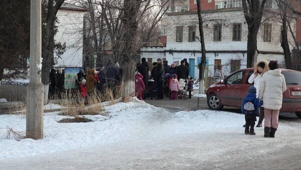Сегодня сотрудники скандально известного детского сада № 5 города Бишкека не впустили детей и их родителей, сославшись на карантин по гриппу - Sputnik Кыргызстан
