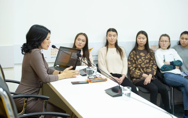 Редактор национальной версии радио Sputnik Кыргызстан Айтурган Сатиева рассказала студентам, как разговорить собеседника и сделать яркое и информативное интервью - Sputnik Кыргызстан