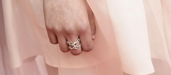 Кольцо на пальце девушки. Архивное фото - Sputnik Кыргызстан