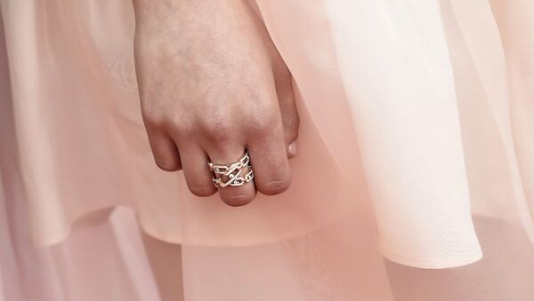 Кольцо на пальце девушки. Архивное фото - Sputnik Кыргызстан