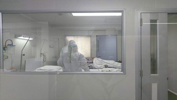 Медики осматривают пациента зараженного коронавирусом - Sputnik Кыргызстан