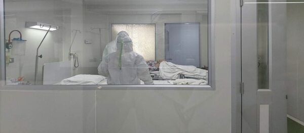 Медики осматривают пациента зараженного коронавирусом - Sputnik Кыргызстан