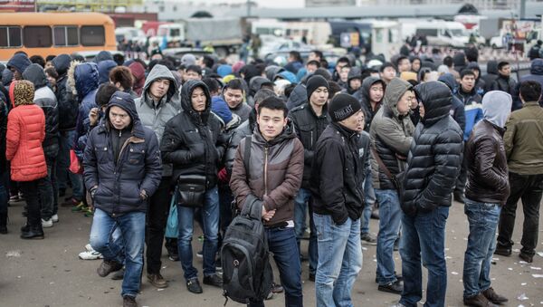 Полиция проводит проверку миграционного законодательства в ТЦ Москва - Sputnik Кыргызстан