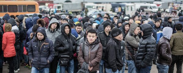 Полиция проводит проверку миграционного законодательства в ТЦ Москва - Sputnik Кыргызстан