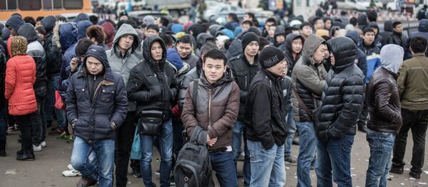 Полиция проводит проверку миграционного законодательства в ТЦ Москва - Sputnik Кыргызстан