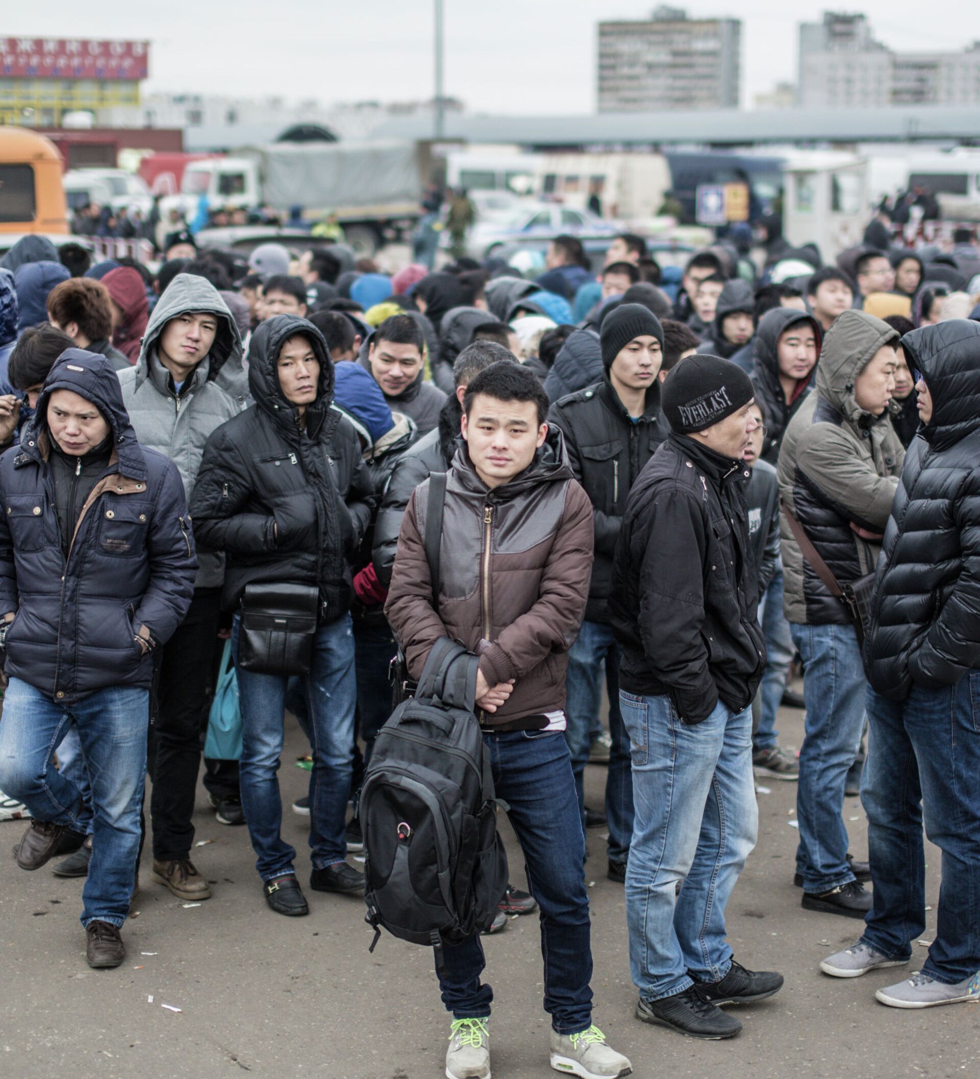 Таджики покидают страну. Трудовая миграция кыргызстанцы в Москве. Мигранты в России. Толпа мигрантов. Киргизы в Москве.