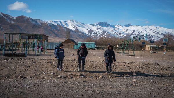 Учитель отказался от квартиры в столице, чтобы построить школу - Sputnik Кыргызстан