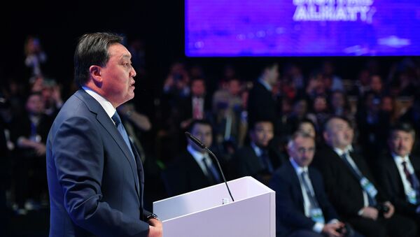 Премьер-министр Казахстана Аскар Мамин выступает на пленарной сессии форума Цифровое будущее глобальной экономики в Алматы - Sputnik Кыргызстан