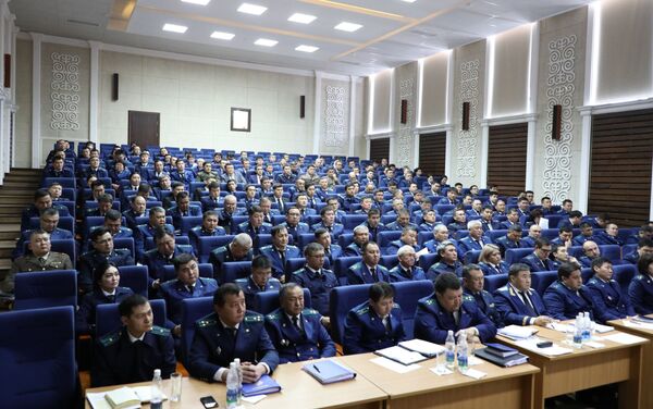 На коллеги ГП обсуждались вопросы этической и дисциплинарной ответственности сотрудников, а также принятия исчерпывающих мер в случае дискредитации чести и достоинства работника органов прокуратуры. - Sputnik Кыргызстан