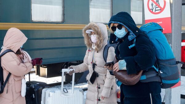 Пекин - Москва поездин жүргүнчүлөр Иркутск-Пассажирский вокзалында - Sputnik Кыргызстан