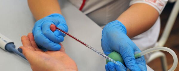 Фельдшер-лаборант производит забор крови у пациента для анализа в процедурном кабинете. Архивное фото - Sputnik Кыргызстан