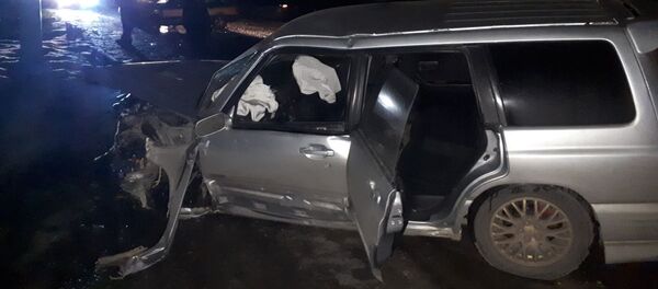 Бишкектин четиндеги Байтик айылынын кире беришиндеги негизги жолдо үч жеңил автоунаа кагышты - Sputnik Кыргызстан