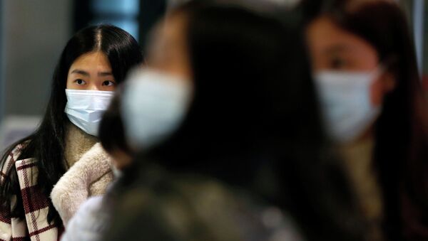Пассажиры в защитных масках в аэропорту после того, как первые случаи коронавируса были подтверждены. Архивное фото - Sputnik Кыргызстан