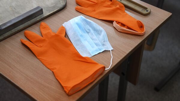 Медицинская маска и перчатки на парте. Архивное фото - Sputnik Кыргызстан