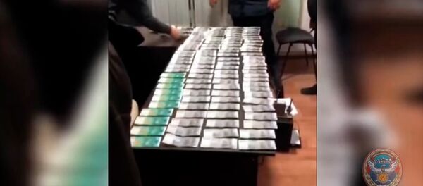 С крупной взяткой задержан глава Октябрьского айыл окмоту — видео от ГСБЭП - Sputnik Кыргызстан