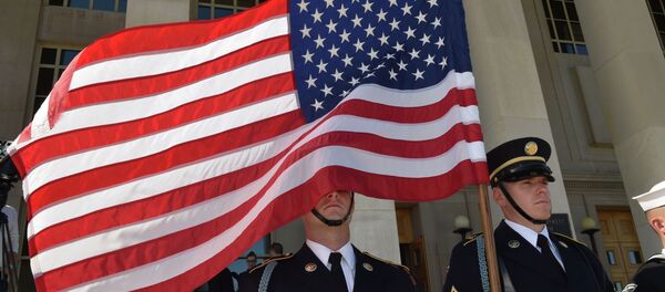 Военнослужащие армии США с флагом на торжественном мероприятии. Архивное фото - Sputnik Кыргызстан