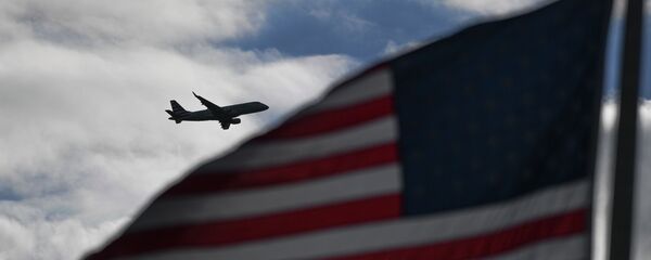 Американский флаг на одной из улиц в Вашингтоне - Sputnik Кыргызстан