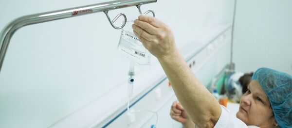 Медсестра ставит капельницу пациенту. Архивное фото - Sputnik Кыргызстан