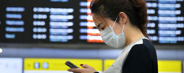 Медициналык маска кийген аэропорттогу кыз - Sputnik Кыргызстан