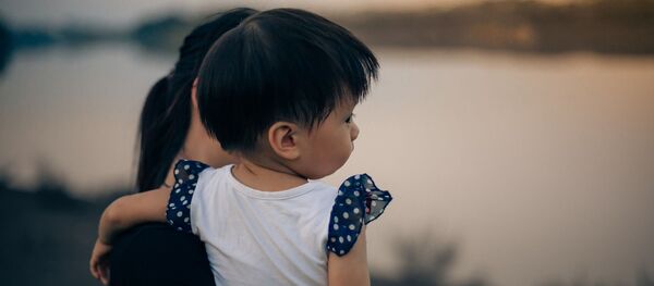 Женщина с ребенком на берегу озера. Архивное фото - Sputnik Кыргызстан