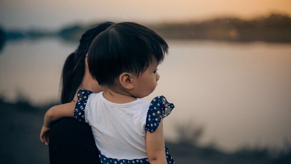 Женщина с ребенком на берегу озера. Архивное фото - Sputnik Кыргызстан