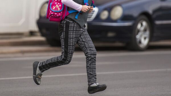 Школьница пробегает дорогу. Иллюстративное фото - Sputnik Кыргызстан