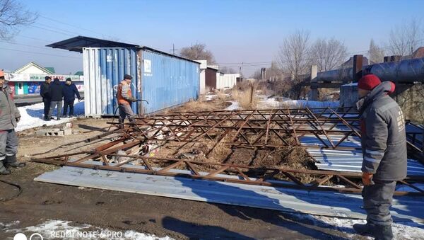 Демонтаж незаконной пристройки и ограждений в Бишкеке - Sputnik Кыргызстан