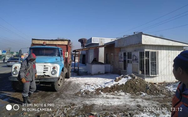 По информации пресс-службы муниципалитета, сегодня разобрали тандырную и снесли металлический каркас под павильон на улице Муромской. - Sputnik Кыргызстан