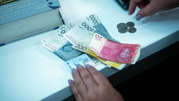 Выдача пенсий в Кыргызстане. Архивное фото - Sputnik Кыргызстан