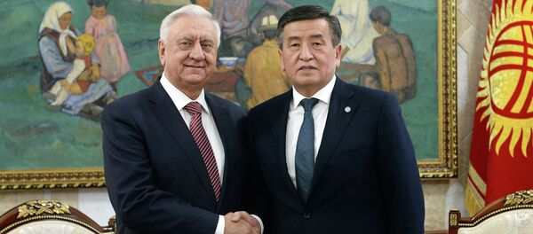 Мамлекет башчы Сооронбай Жээнбеков бүгүн, 4-февралда, бул кызматта иштеп баштагандан бери Кыргызстанга өзүнүн алгачкы расмий сапары менен келген Евразия экономикалык комиссиянын коллегиясынын төрагасы Михаил Мясниковичти кабыл алды Мамлекет башчы Сооронбай Жээнбеков бүгүн, 4-февралда, бул кызматта иштеп баштагандан бери Кыргызстанга өзүнүн алгачкы расмий сапары менен келген Евразия экономикалык комиссиянын коллегиясынын төрагасы Михаил Мясниковичти кабыл алды - Sputnik Кыргызстан