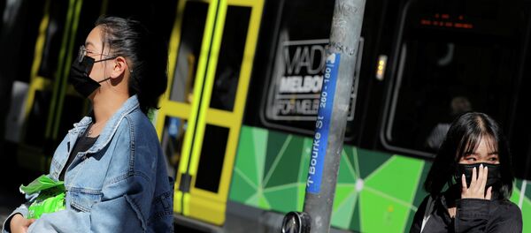 Люди в масках ходят по улице города после того, как случаи заболевания коронавирусом были подтверждены. Архивное фото Люди в масках ходят по улице города после того, как случаи заболевания коронавирусом были подтверждены. Архивное фото - Sputnik Кыргызстан