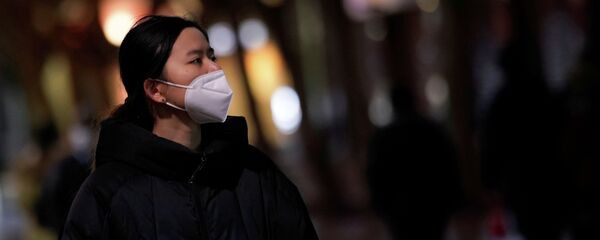 Медициналык маска кийген кыз. Архив - Sputnik Кыргызстан