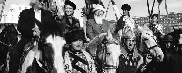 На фотографии, которая была снята в 2001 году, запечатлены народные артисты Кыргызстана Болот Бейшеналиев, Гулсара Ажыбекова, Орозбек Кутманалиев, Акылбек Мураталиев, Мурат Мамбетова и молодые каскадеры - Sputnik Кыргызстан