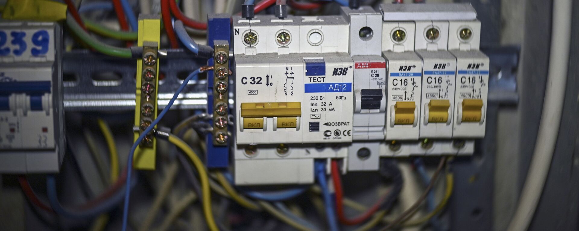 Автоматические выключатели электроэнергии в щетке. Архивное фото Автоматические выключатели электроэнергии в щетке. Архивное фото - Sputnik Кыргызстан, 1920, 12.05.2021
