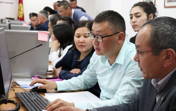 Үстүбүздөгү жылдын февраль айынан тартып билим берүү кызматкерлеринин эмгек акысын эсептөө автоматташтырылат - Sputnik Кыргызстан
