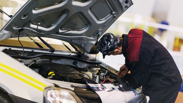 Мастер СТО проводит ремонт машины. Архивное фото - Sputnik Кыргызстан