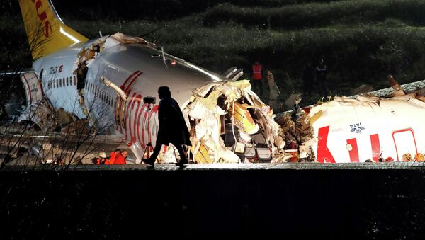 На месте авиапроисшествия самолета Pegasus Airlines во время посадки  в стамбульский аэропорт Сабиха Гекчен, Турция. 5 февраля 2020 года - Sputnik Кыргызстан