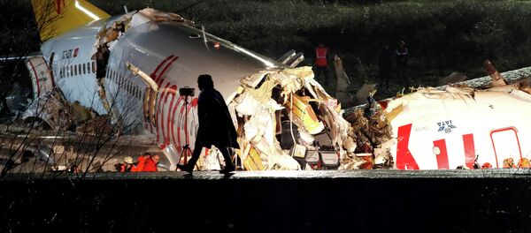 На месте авиапроисшествия самолета Pegasus Airlines во время посадки в стамбульский аэропорт Сабиха Гекчен, Турция. 5 февраля 2020 года На месте авиапроисшествия самолета Pegasus Airlines во время посадки в стамбульский аэропорт Сабиха Гекчен, Турция. 5 февраля 2020 года - Sputnik Кыргызстан